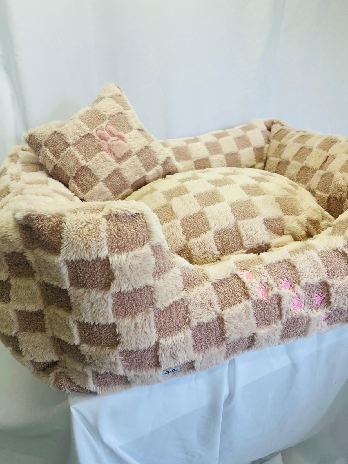 Cuccia Rettangolare a Scacchi Rosa in Ecopelliccia e Bouclé – Taglia M