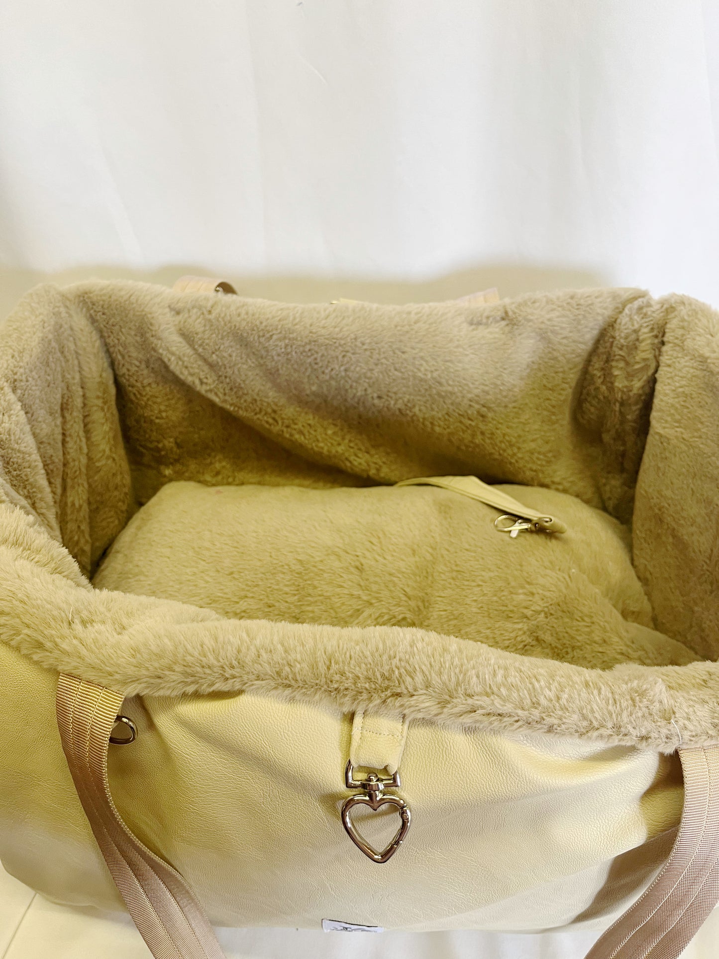 🐾 PetComfy

La borsa trasportino che diventa una comoda cuccia