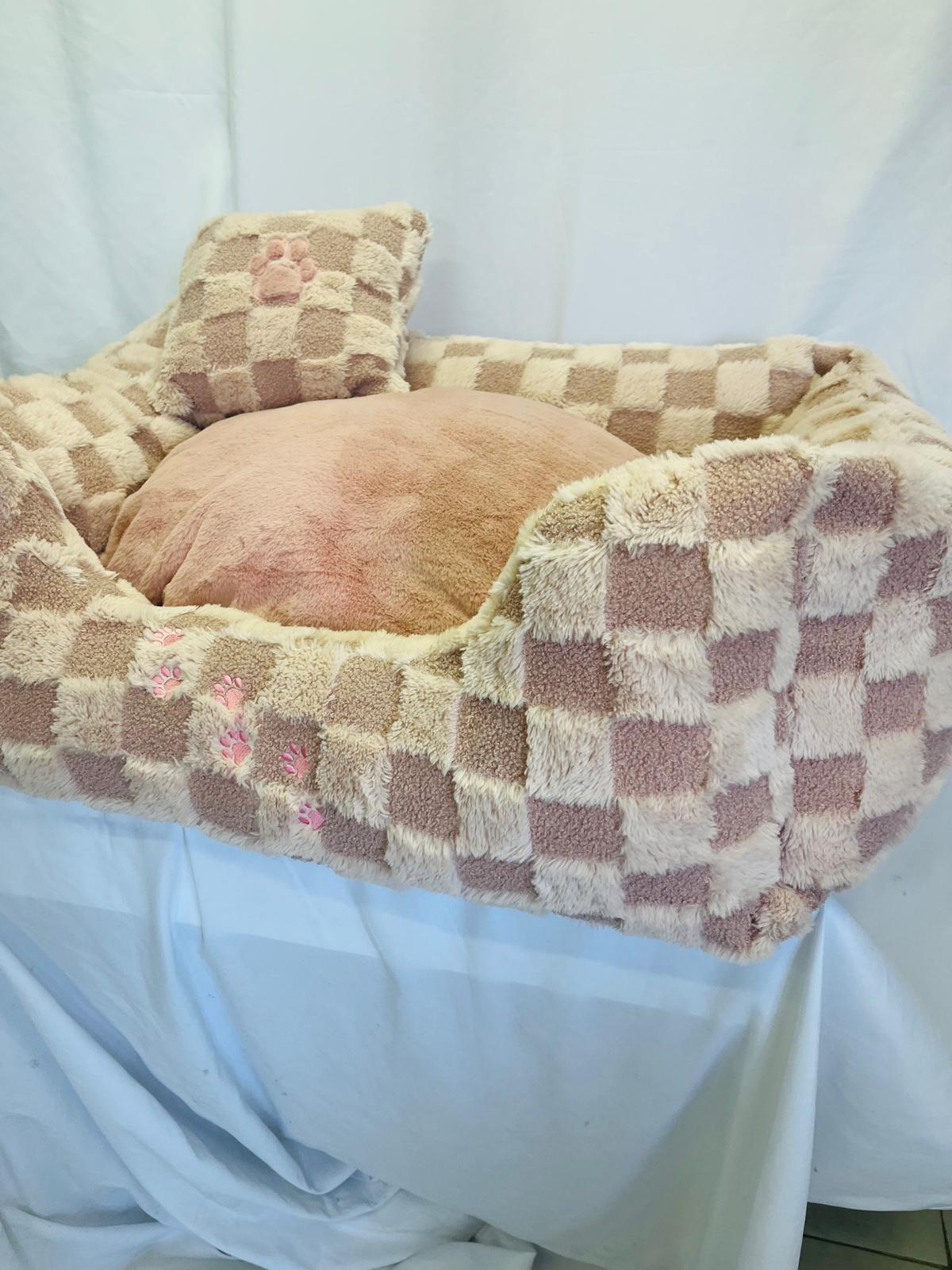 Cuccia Rettangolare a Scacchi Rosa in Ecopelliccia e Bouclé – Taglia M